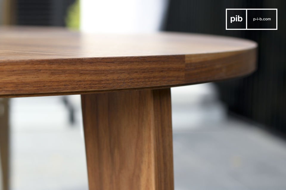 Deze ronde tafel van walnoten hout is geïnspireerd door de Scandinavische stijl van de jaren \'50