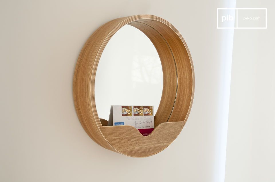 Elegante houten spiegel in Scandinavische stijl.
