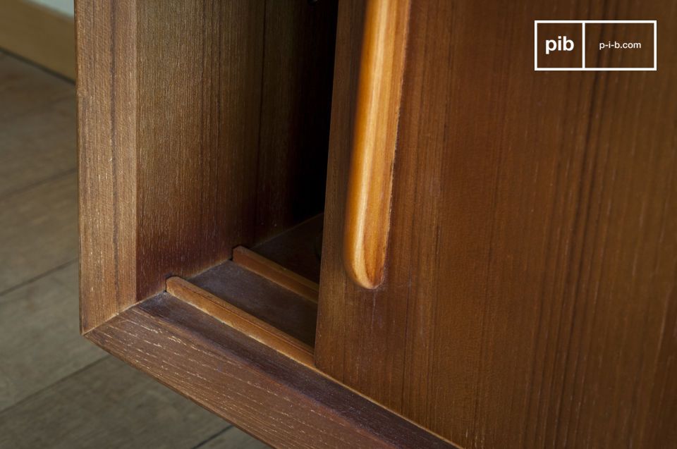 De deuren glijden perfect op onberispelijk bewerkte houten rails.