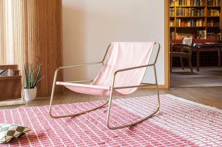 Scandinavische schommelstoel Lünd roze