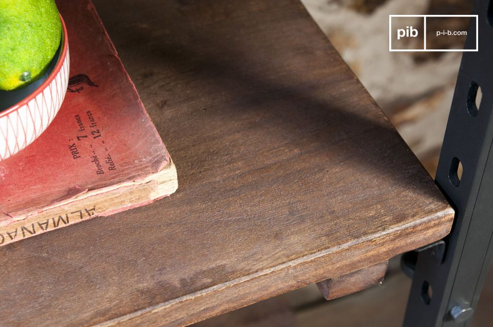 De donkere massief houten plank laat de natuurlijke uitstraling van het hout zien.