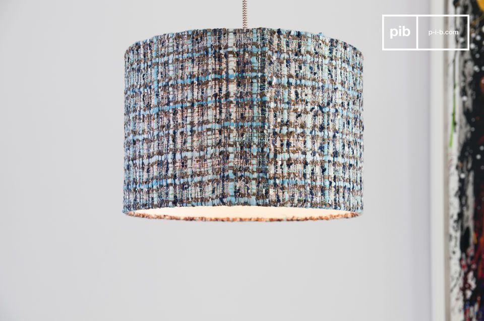 Een hanglamp met een elegante cilindrische vorm.