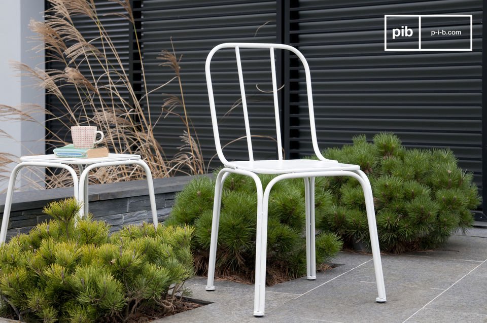 Mooie wit metalen stoel met Scandinavisch design.