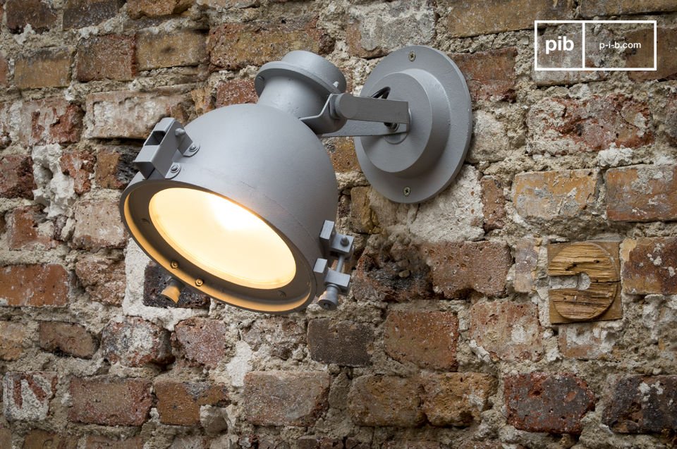 Prachtige gegoten aluminium wandlamp met een industriële uitstraling.