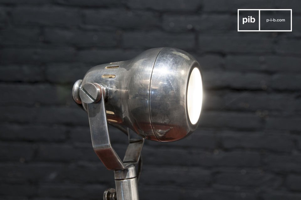 Verstelbare kop voor een originele lamp met zichtbare mechanismen.