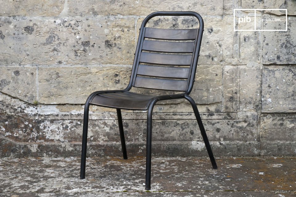 de stoel is geïnspireerd op werkplaats- en fabrieksmeubilair uit het begin van de vorige eeuw.