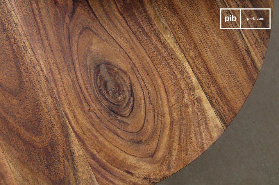 De tabel toont de prachtige sporen van het hout.