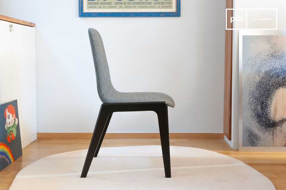 Met zijn eenvoudige zwarte ontwerp en grijze bekleding combineert de Estella stoel vintage charme