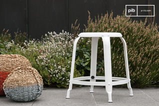 Studio kruk met witte klinknagels