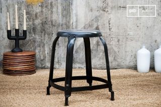Studio Stool matzwart met klinknagels