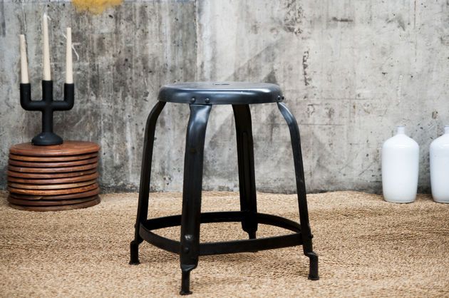 Studio Stool matzwart met klinknagels