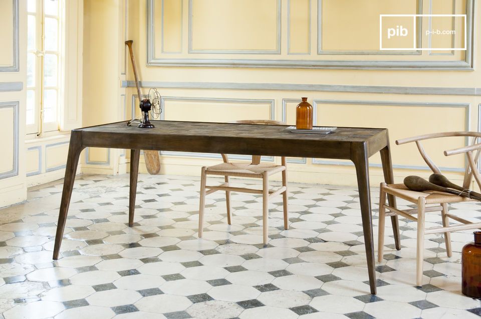 Tafel met elegante lijnen en antiek houten mozaïek.