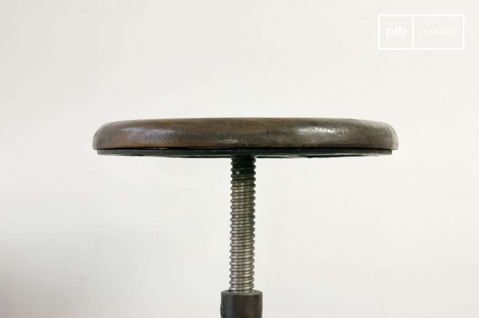 De zitting is in hoogte verstelbaar door middel van een brede metalen stang.