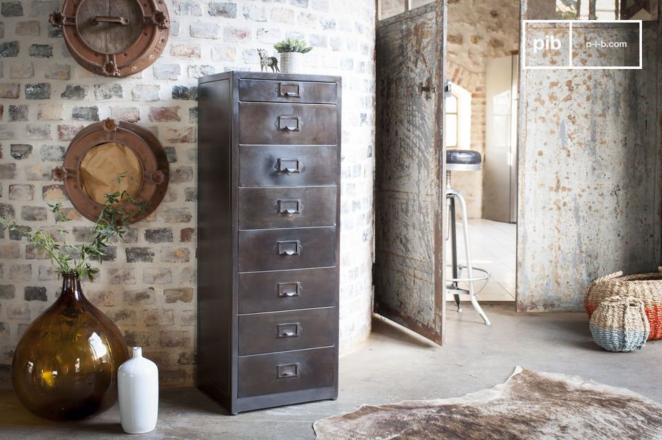 Grote vintage metalen archiefkast met 8 laden.