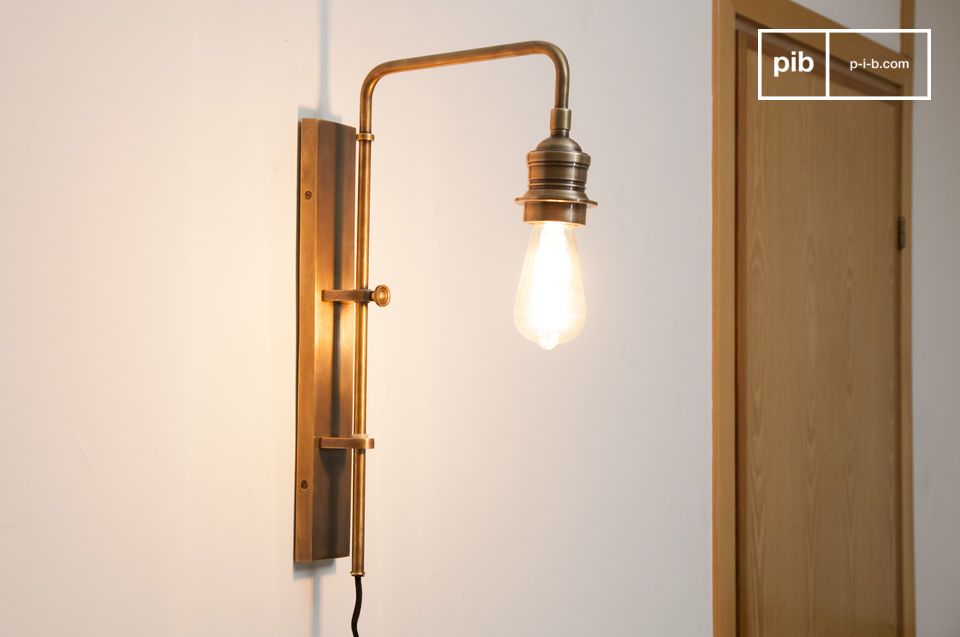 Wandlamp van messing met retro charme.