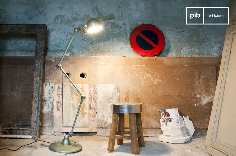 De Jieldé Loft staande lamp in Vespa groen is een juweel van industrieel meubilair.