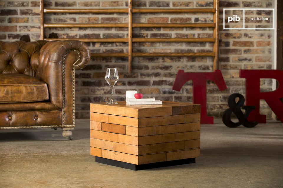 Bijzettafeltje of compacte salontafel, gemaakt van oude houten vloeren
