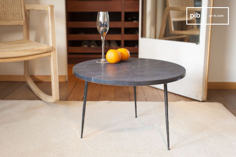 Schitterende ronde salontafel met een dik zwart marmeren blad.