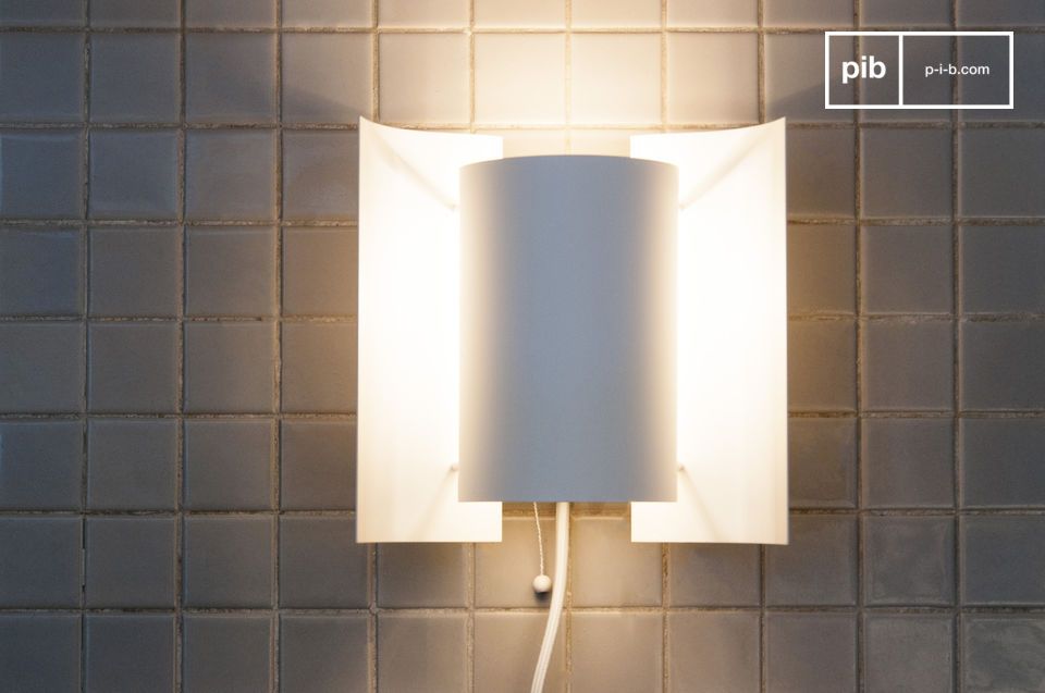 Witte wandlamp voor de drie panelen.