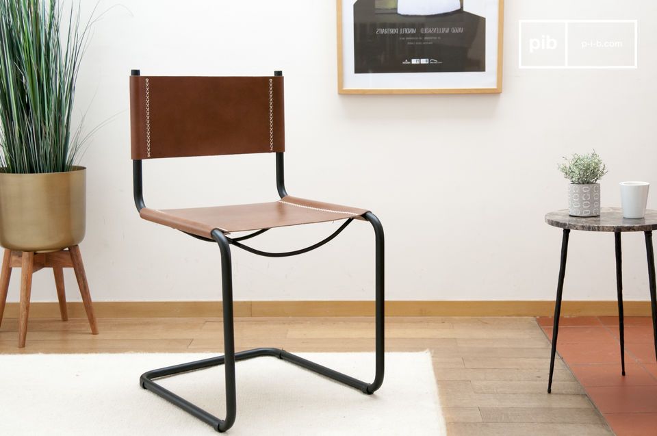 Mooie iconische design stoel van bruin leer en matzwart metaal.