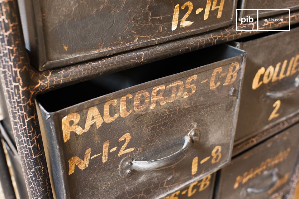 De laden hebben mooie gouden letters voor een vintage stijl.