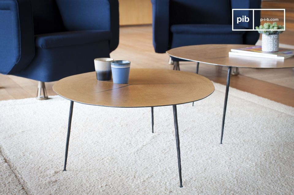 Elegante tafel van licht hout met een matzwart metalen onderstel.