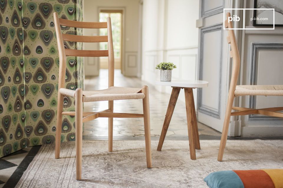 Scandinavische stoel van licht hout.