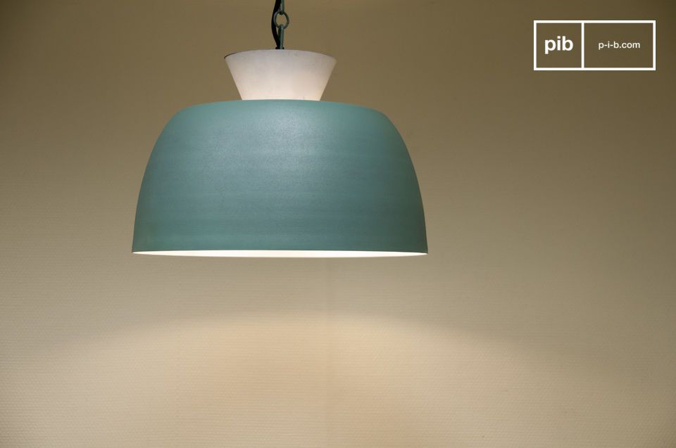 Een design hanglamp met retro lijnen.