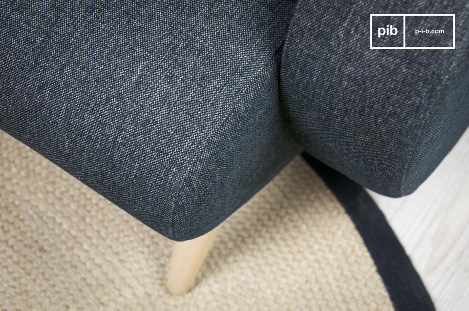 Deze comfortabele fauteuil is bekleed met een stevige zwarte grijze stof en is goedgevuld