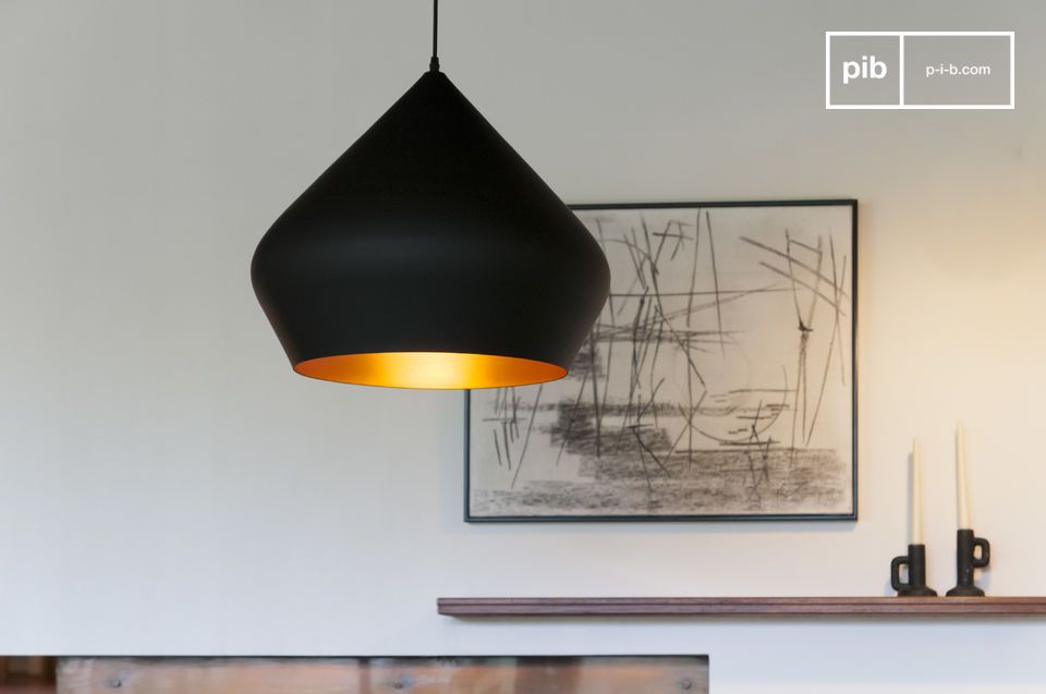 Sobere en elegante hanglamp met een matzwarte buitenafwerking.