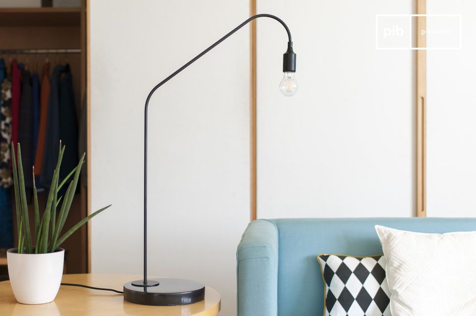 Minimalistische zwarte lamp te plaatsen in marmer en messing omgeving.